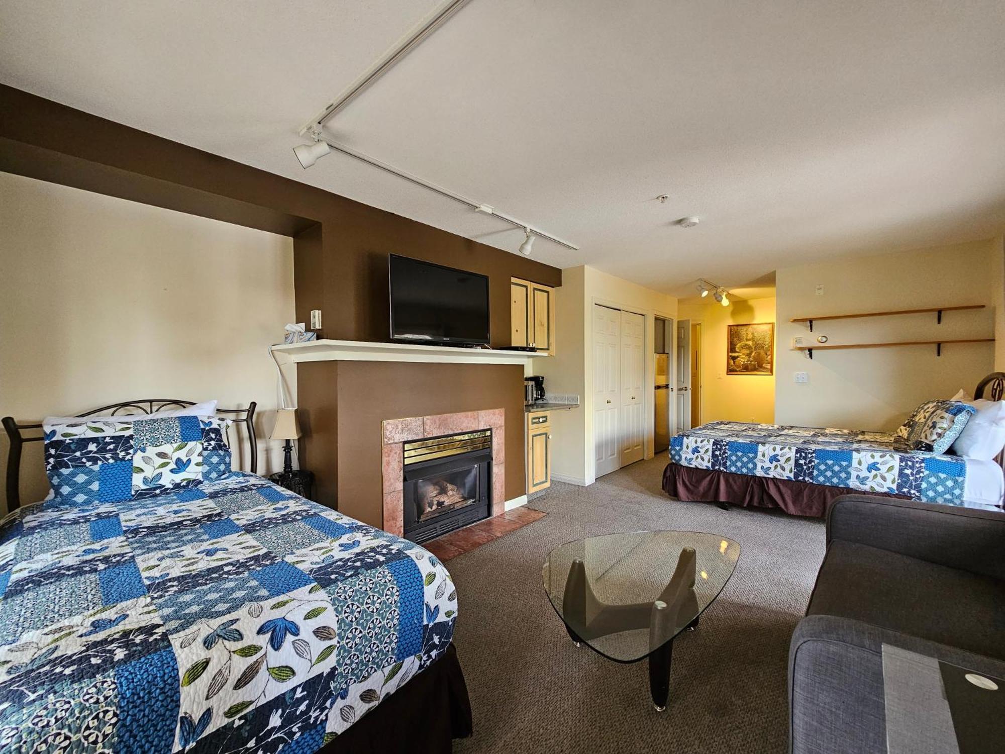 Borgata Lodge Resort Kelowna Exterior foto